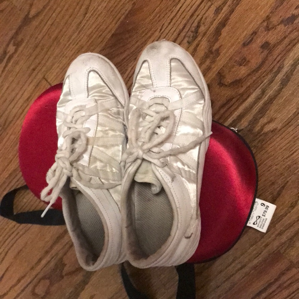 Cheer shoes